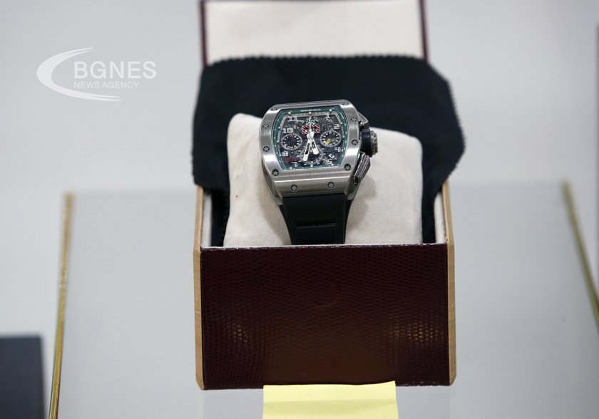 Около 900 луксозни часовника на стойност почти 13 млн долара