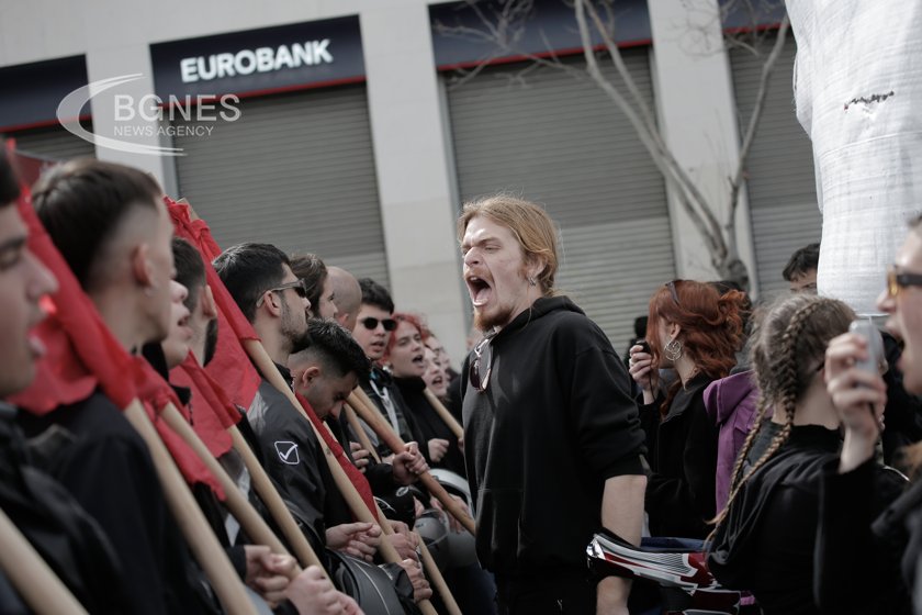 Хиляди студенти протестираха в Атина часове преди парламентът да одобри