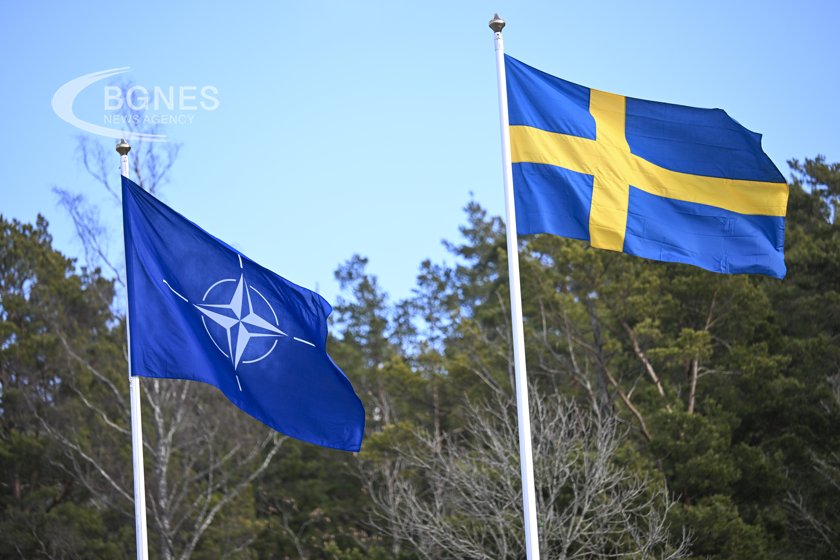 В централата на НАТО в Брюксел беше издигнат синьо жълтият флаг