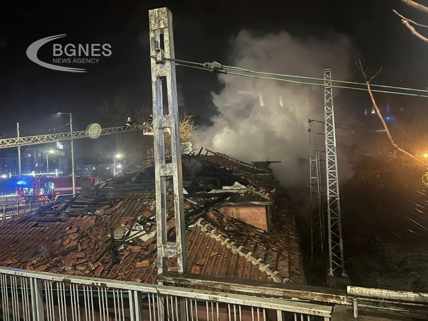 Пожар унищожи близо 400 квадратни метра покривна конструкция на необитаема