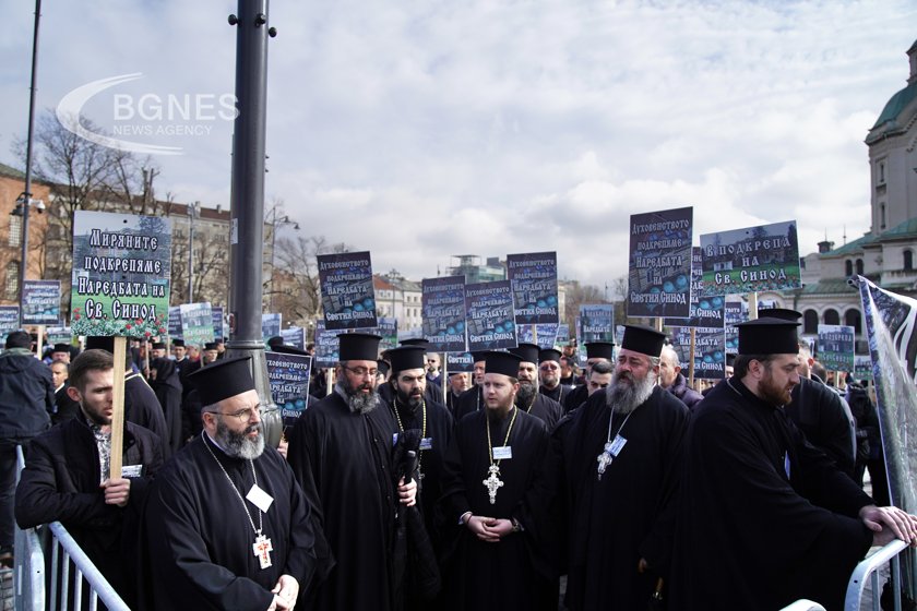 Протест се провежда пред Светия синод в деня в който