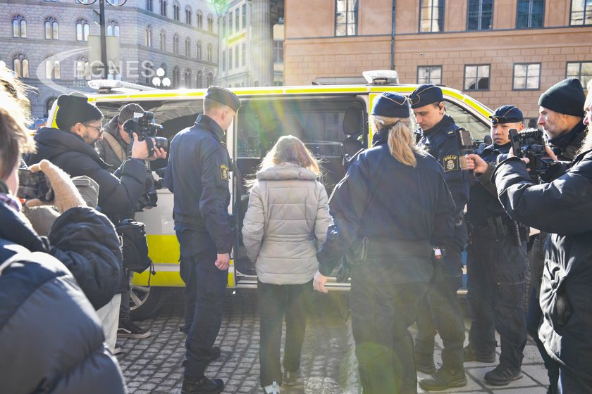 Шведската полиция принудително отстрани Грета Тунберг и други активисти за