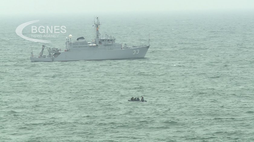 Военни от Български Военноморски Сили ВМС обезвредиха плаваща мина край