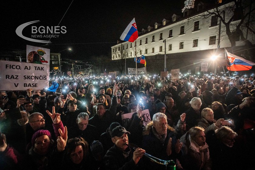Хиляди хора излязоха по улиците на словашката столица Братислава на