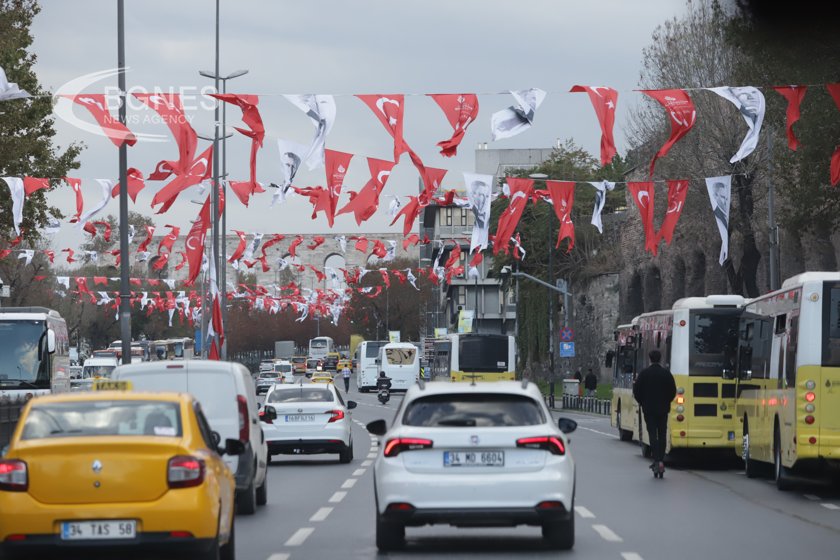 Огромните задръствания продължават да изнервят милиони хора в Истанбул