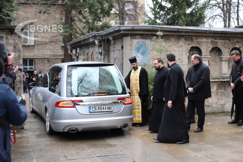Автомобилът с тленните останки на Патриарх Неофит пристигна в двора