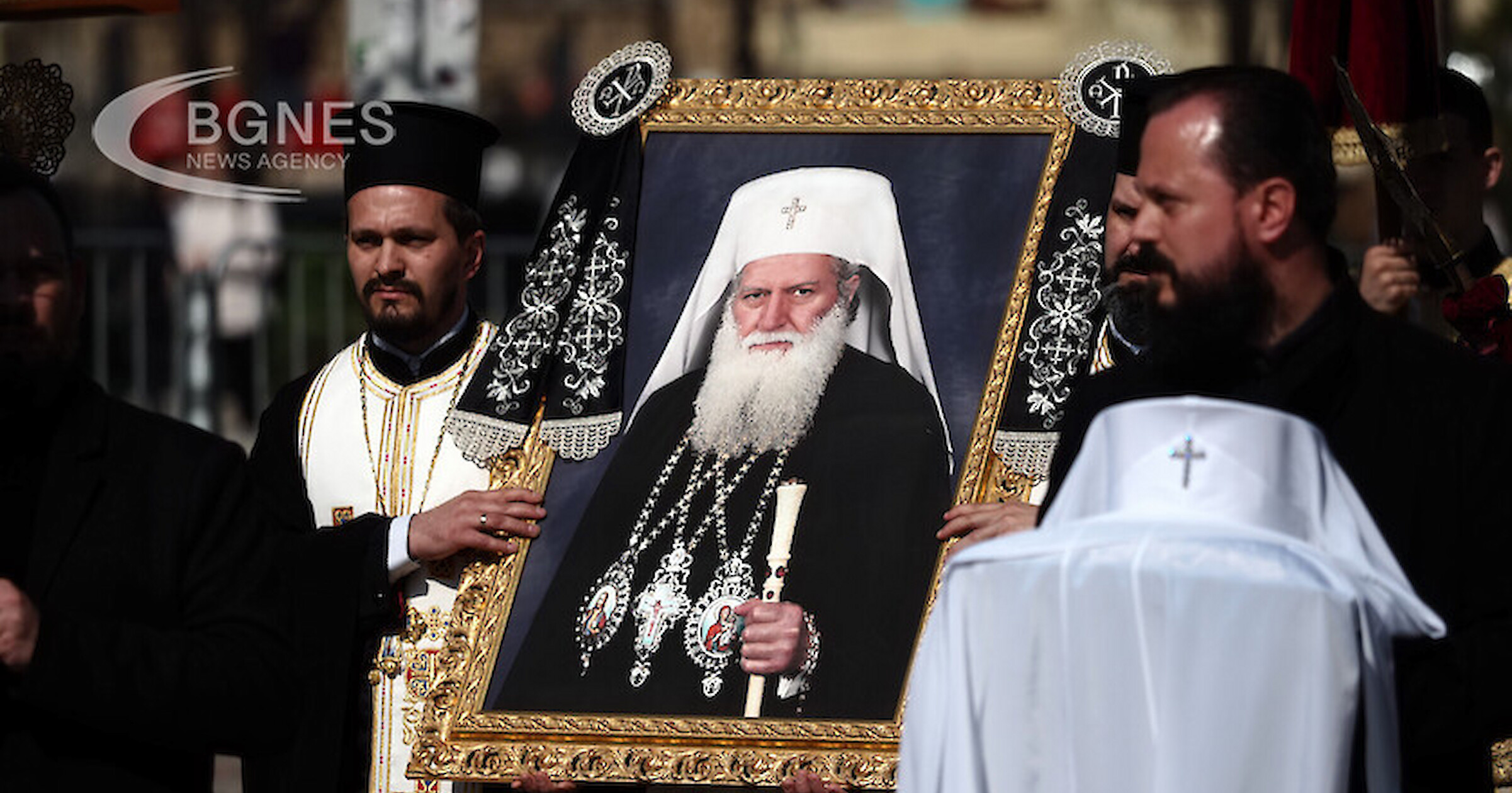 Тленните останки на българския патриарх Неофит бяха погребани в пространството