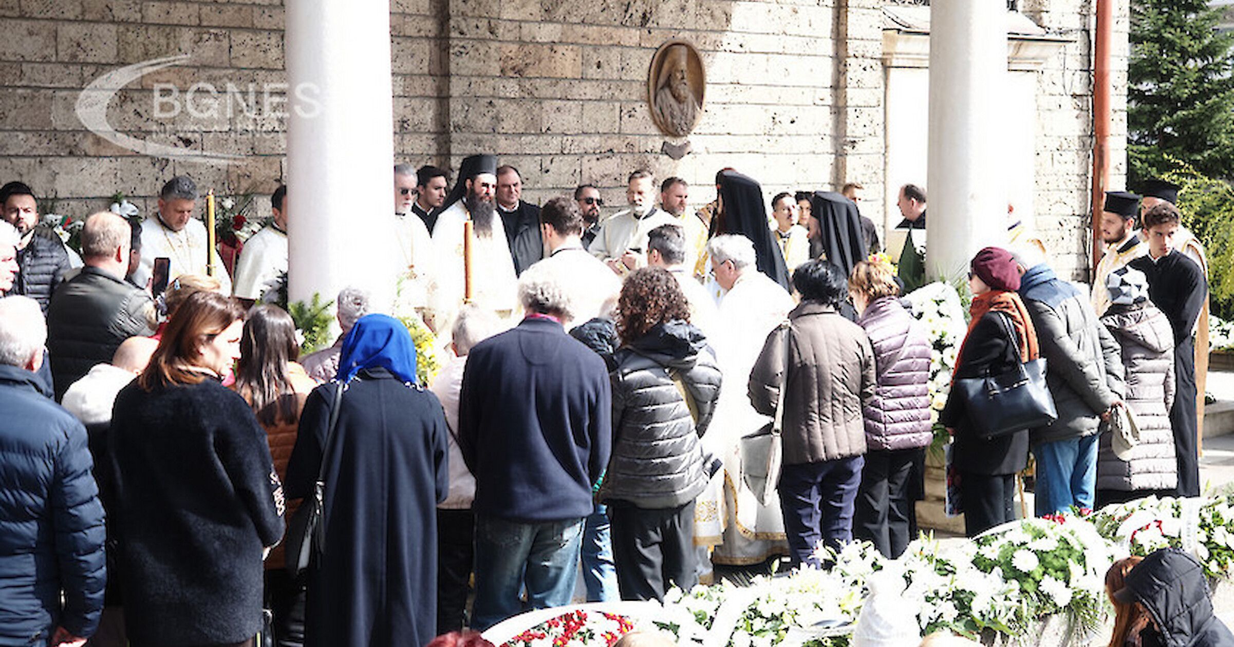 Стотици граждани се покланят пред гроба на духовния баща на