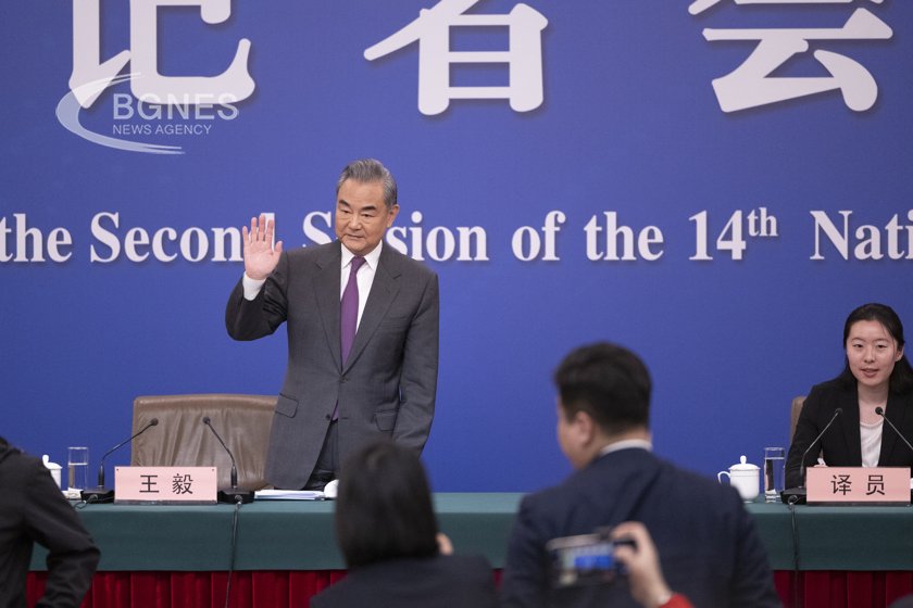 Китайският външен министър Ван Йи е на посещение в Нова