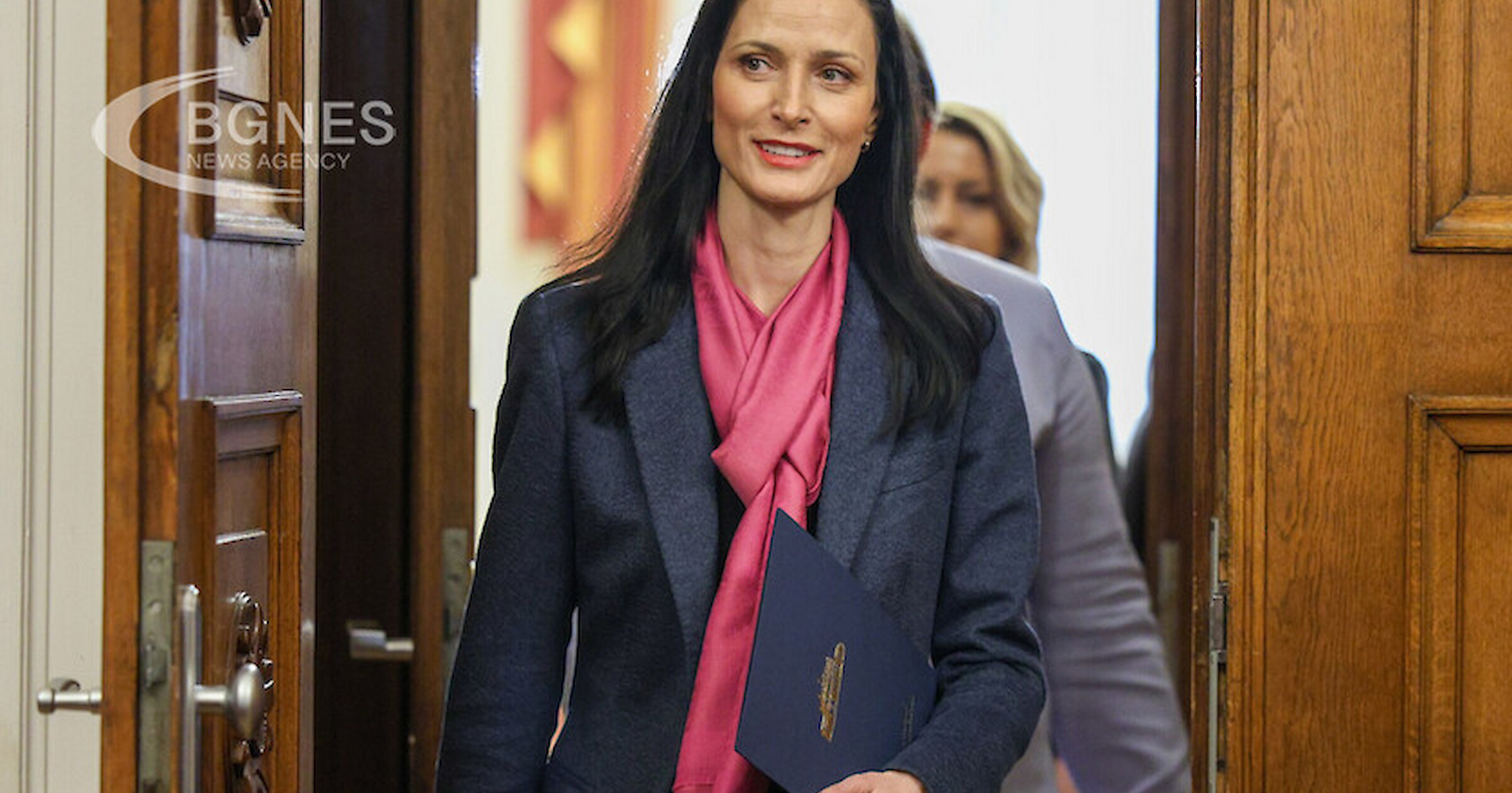 Кандидатът за министър председател от ГЕРБ СДС Мария Габриел връчи папка с
