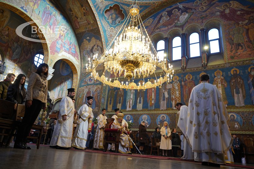 Архиерейска Златоустова Света литургия за Тодоровден бе отслужена в митрополитския