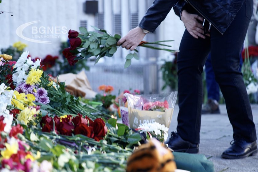 Български граждани и руснаци оставят цветя и играчки пред Руското