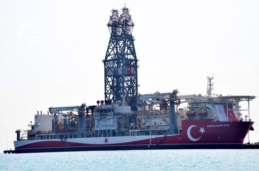 Турски танкер собственост на частна компания е предприел хуманитарна мисия