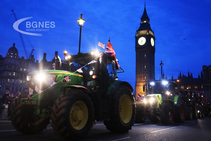 Британски фермери изкараха тракторите си пред парламента на Великобритания в