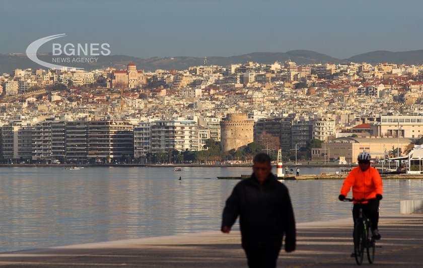 Жителите на Атина се задушават от облаци гъст прах донесен