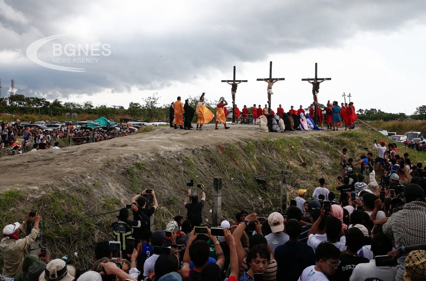 На Разпети петък католически фанатици във Филипините, които пресъздават последните