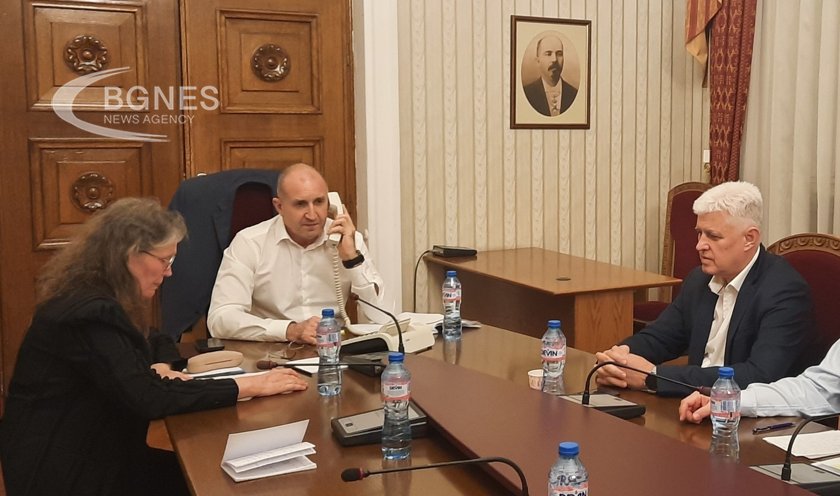 В телефонен разговор с президента Махмуд Абас българският президент Румен