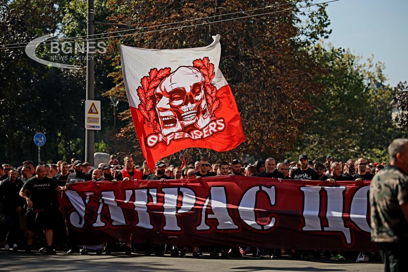 Феновете на Левски тръгнаха на шествие към Националния стадион за
