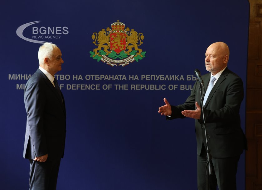 Служебният министър на отбраната Атанас Запрянов пое поста от Тодор