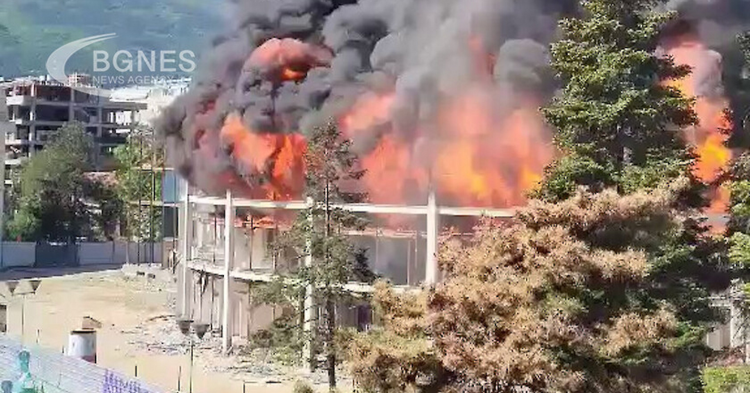 Пожарът избухнал тази сутрин в Универсалната зала в Скопие е