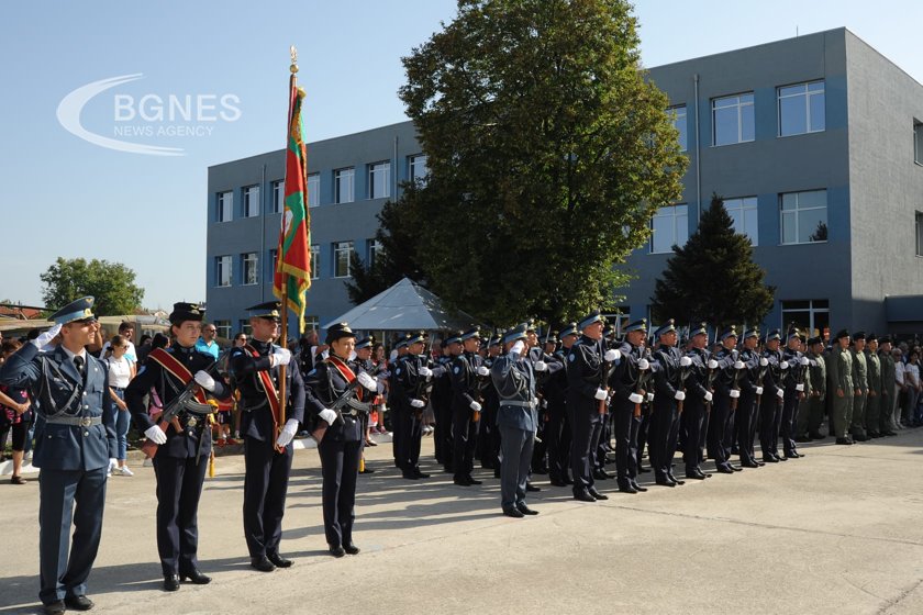 Висшето военновъздушно училище Г Бенковски – Долна Митрополия обявява днес