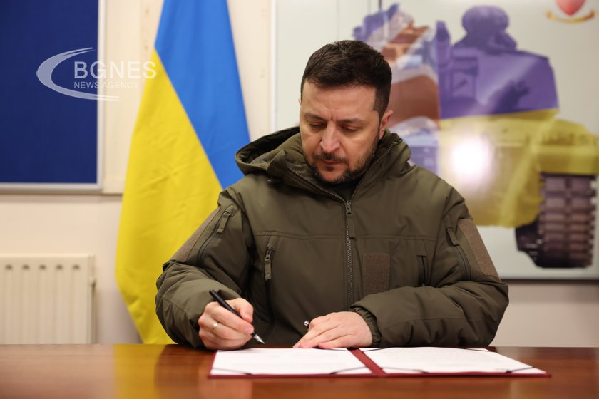 Украинският президент Володимир Зеленски обнародва закон за мобилизиране на повече