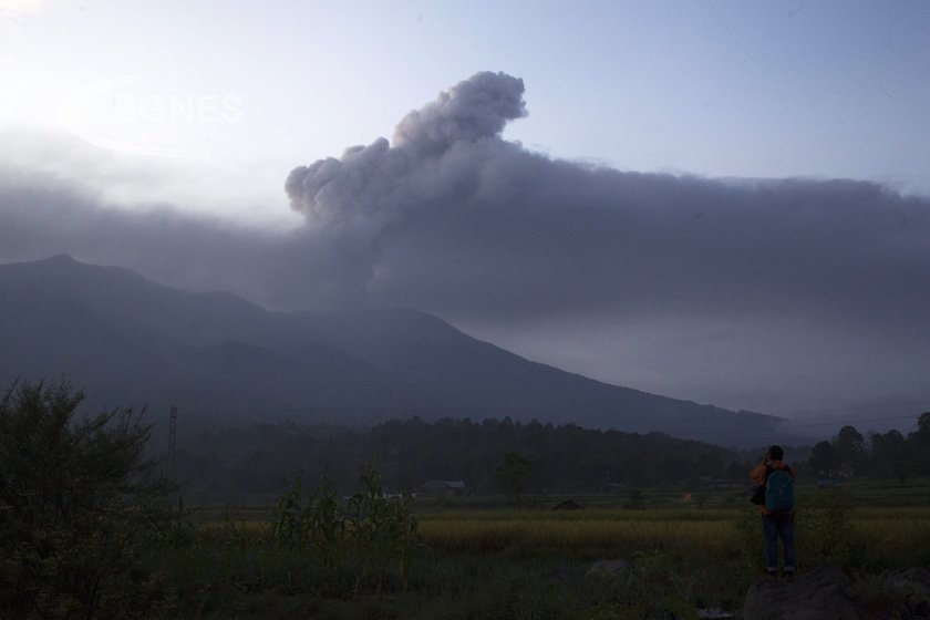 Заплахата от индонезийски вулкан който изригна над дузина пъти тази