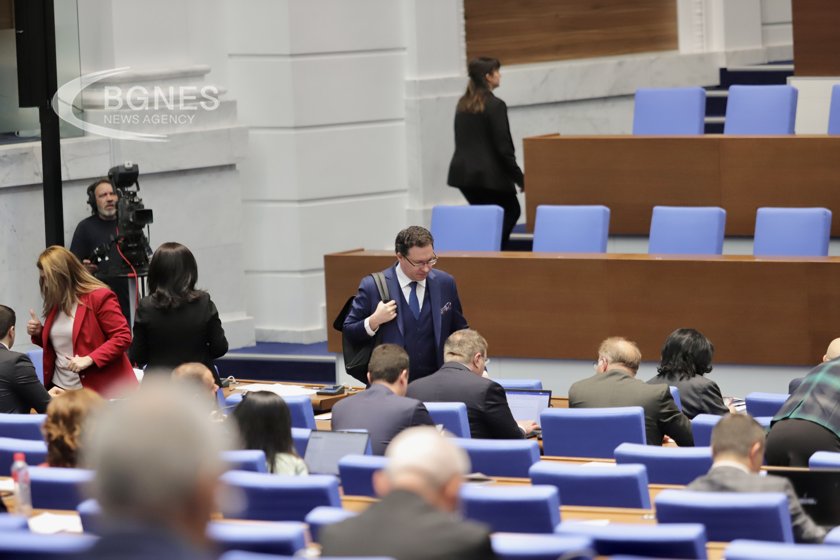 ГЕРБ СДС не влезе в парламентарната зала на Народното събрание