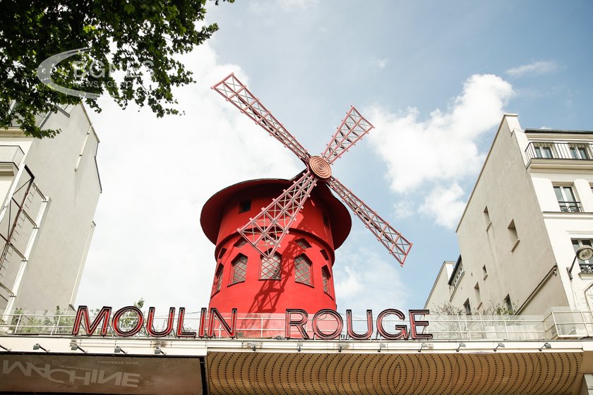 Снимка: Перките на вятърната мелница Мулен Руж в Париж се срутиха