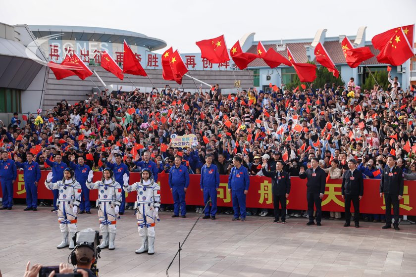 Екипажът от трима астронавти на китайската мисия Shenzhou 18 излетя в