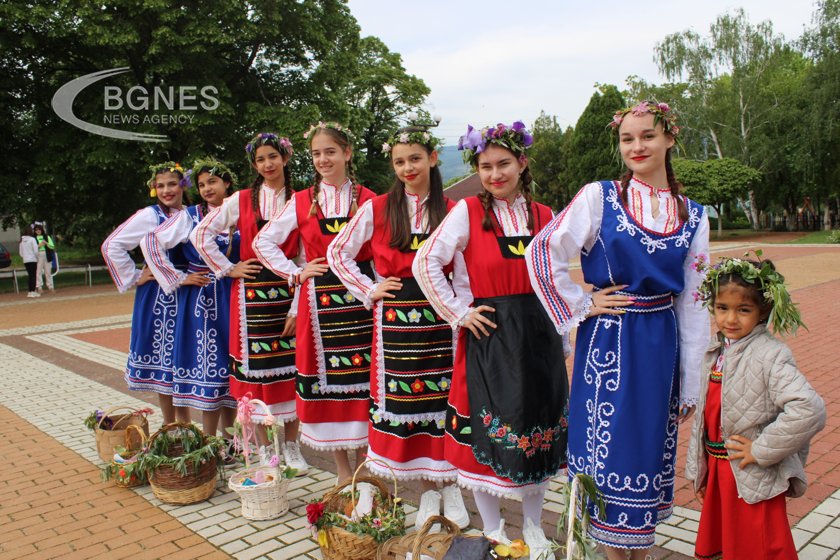 Ученици от СУ Хр Ботев в град Кочериново представиха обичая