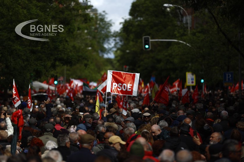 Хиляди поддръжници на испанския министър председател Педро Санчес се събраха