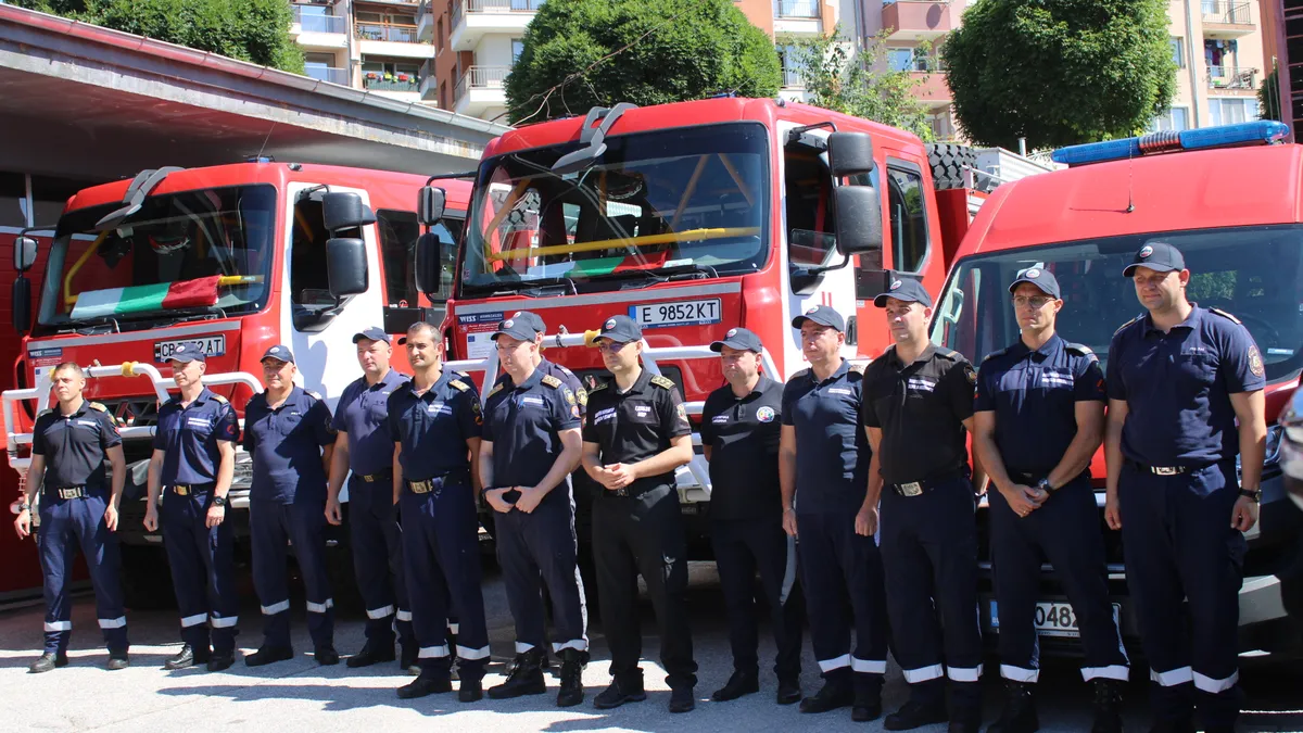 20 огнеборци и 2-ма спасители от СО заминаха на мисия в Гърция