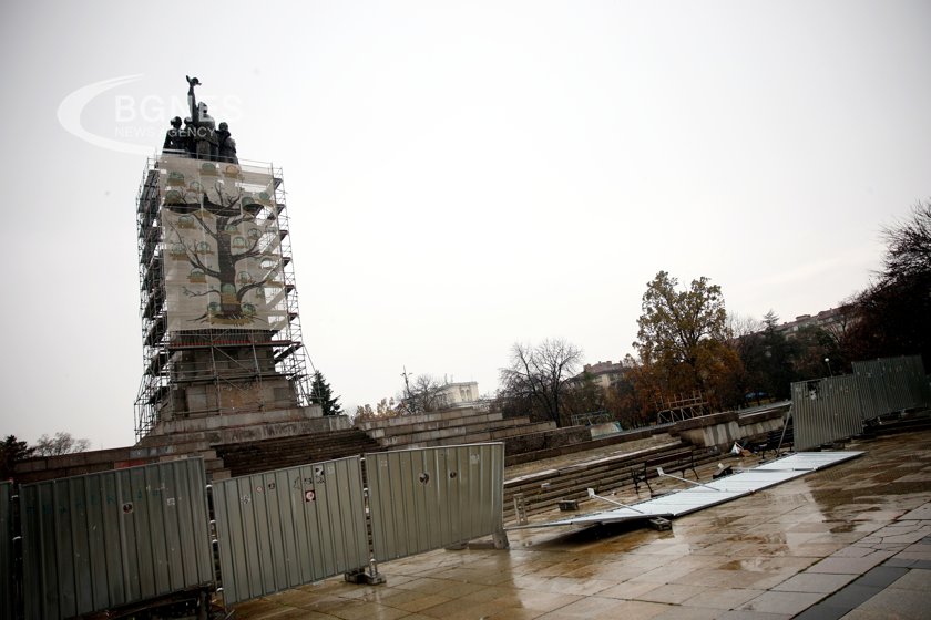 Падна оградата на Паметника на Съветската армия