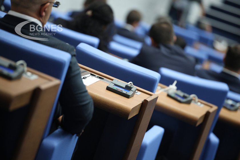 НС гласува промените в Конституцията и ветото на Радев за БТР-ите за Украйна