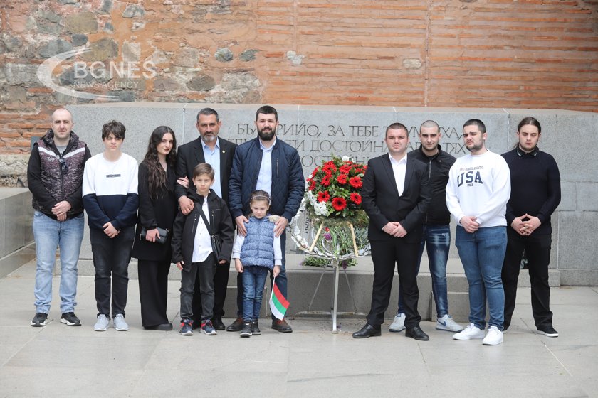 Македонските българи сведоха глава пред паметника на Незнайния воин