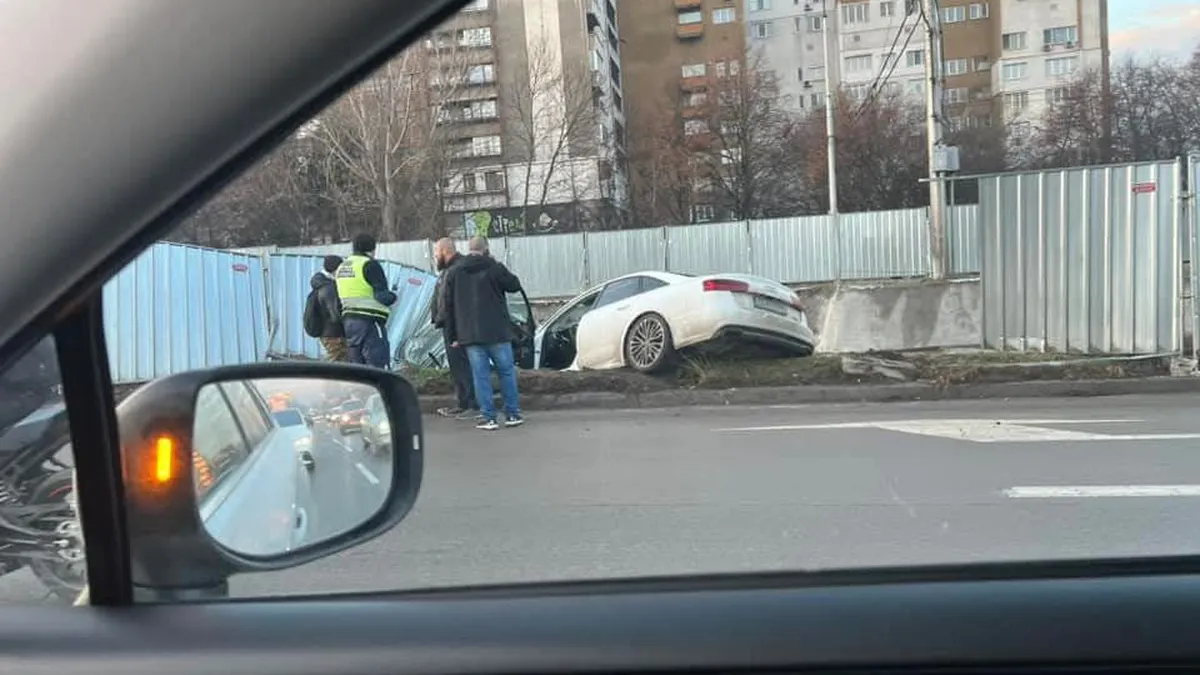 Автомобил падна в изкоп на метрото в София