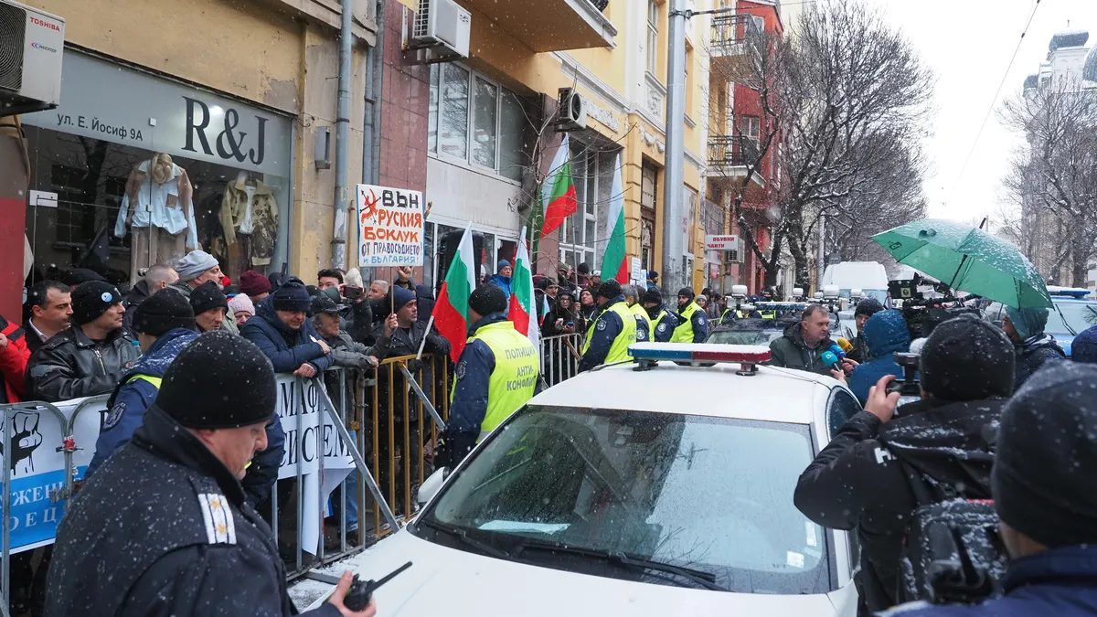 БОЕЦ протестира пред ВСС срещу Сарафов като главен прокурор, полицейското присъствие е засилено