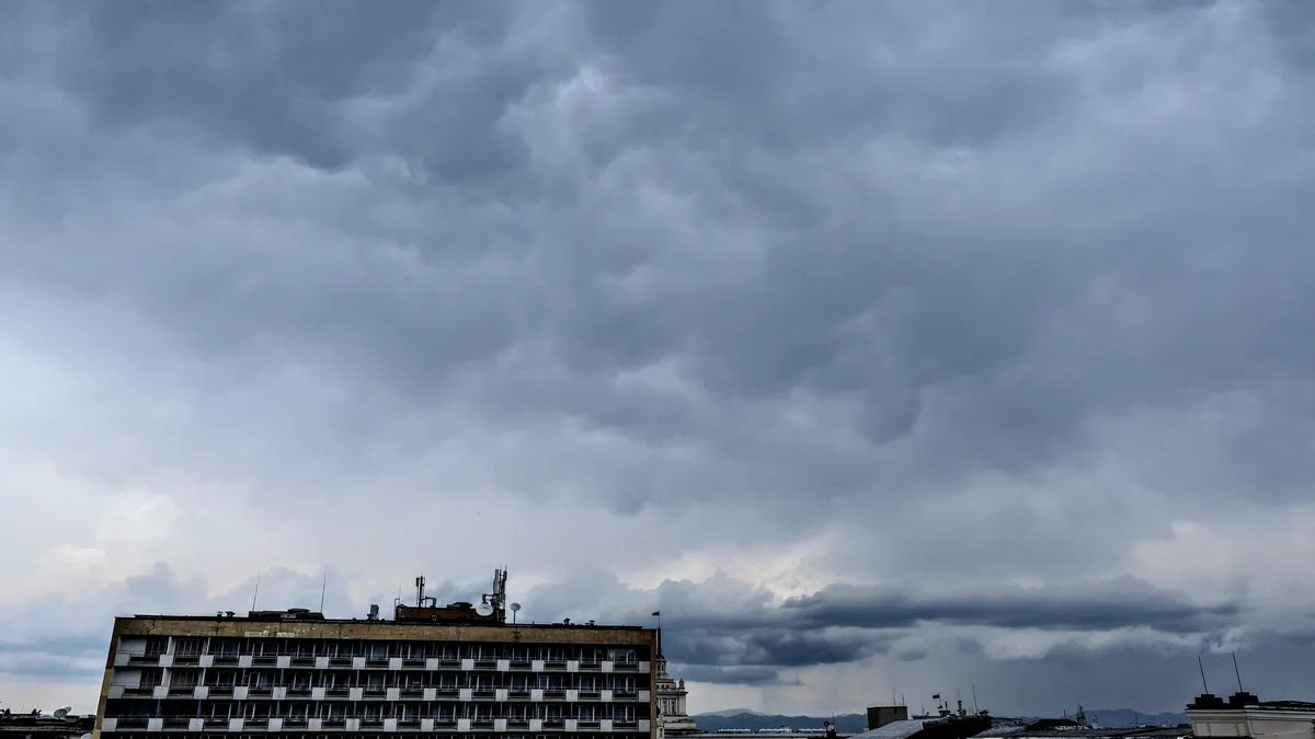 Бури и опасност от градушки в 11 области на Западна България
