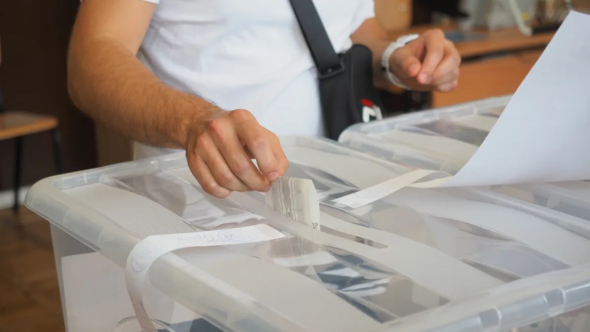 ЦИК обяви край на изборния ден, започва предаването на протоколите от вота