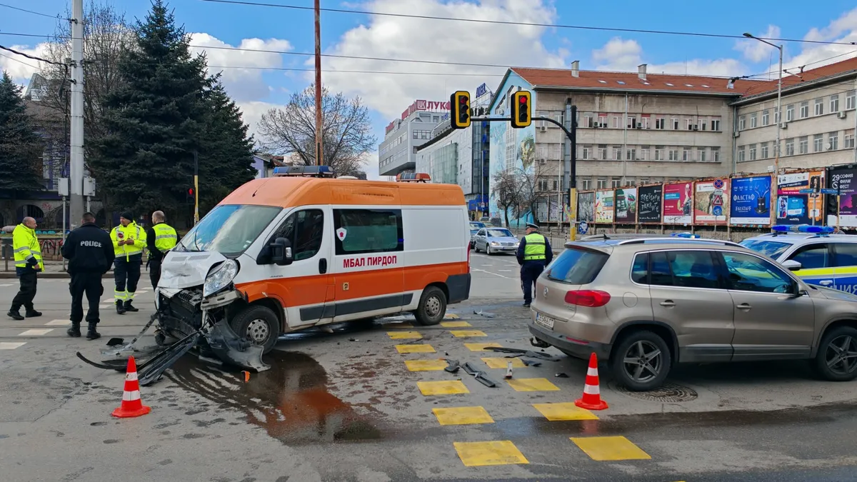 Джип и линейка, превозваща бебе и майка му, катастрофираха в София