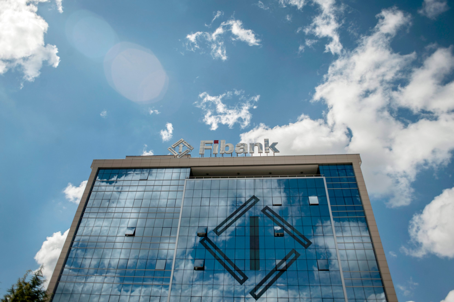 What does the Fitch Ratings' report on Fibank (really) reveal?