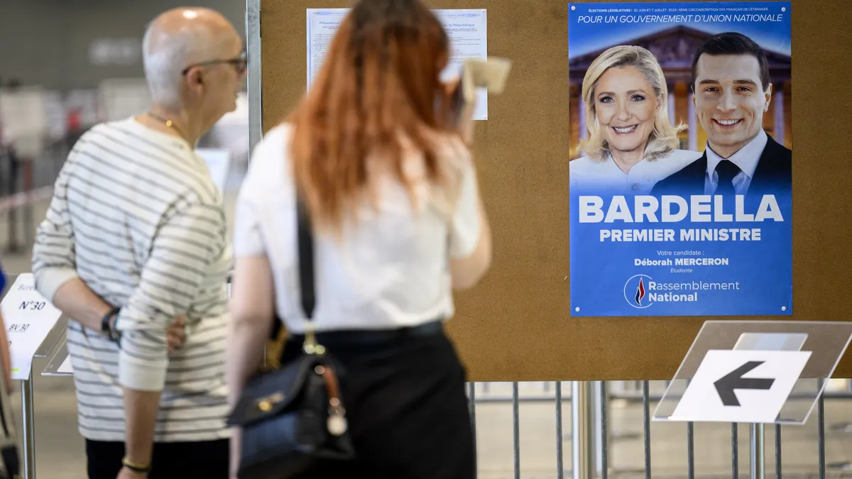 Френската крайна десница печели първи тур на изборите, алиансът на Макрон е трети