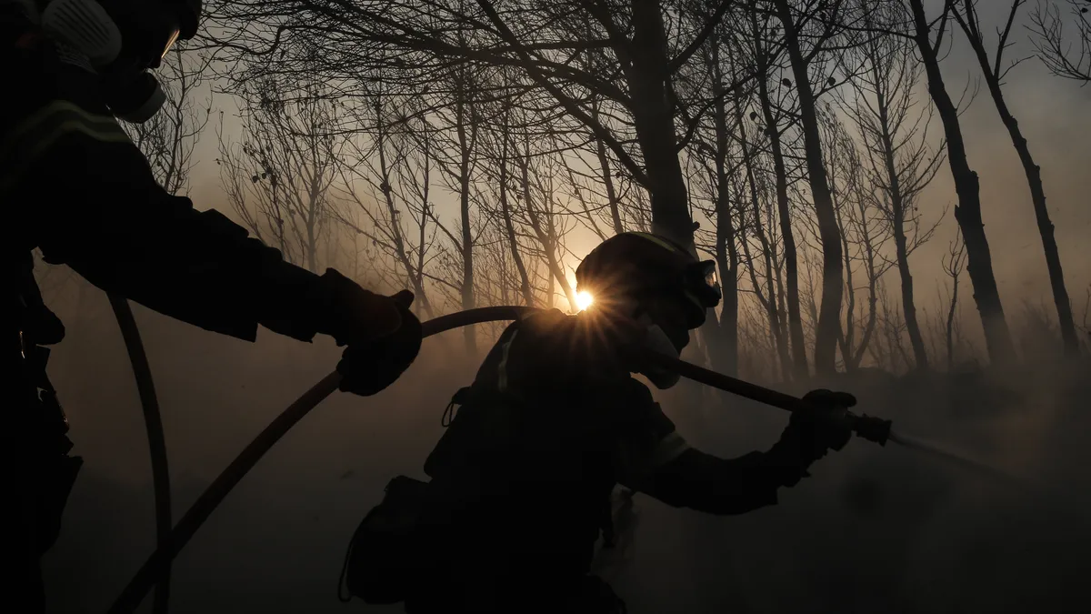 Гърция се бори с десетки горски пожари в най-трудните дни от годината