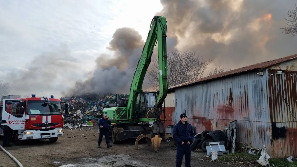 Голям пожар избухна в индустриалната зона на Бургас