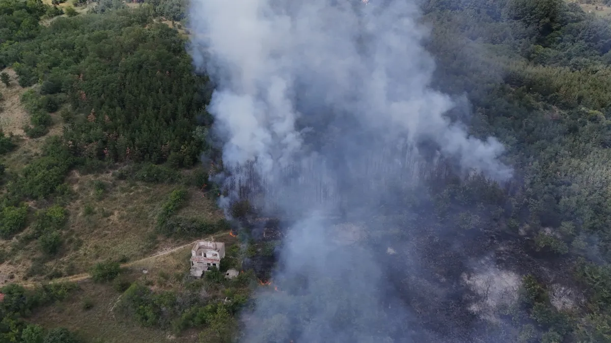 Голям пожар край Варна, евакуирани са хора от с. Доброглед