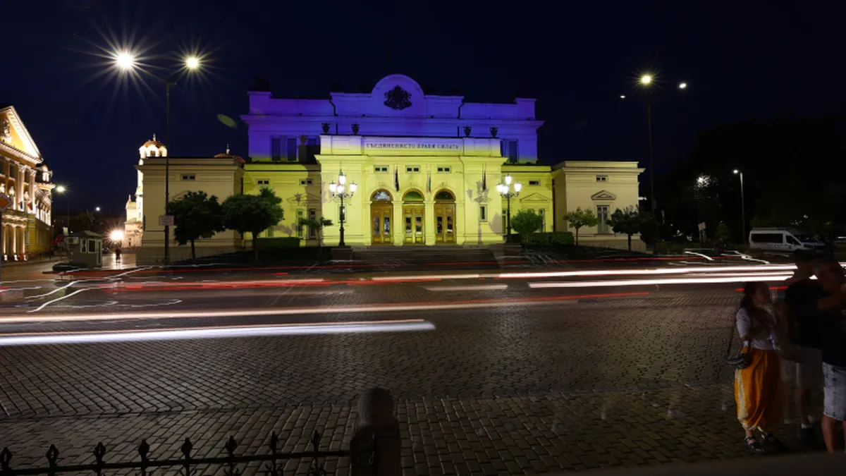 Историческата сграда на парламента беше осветена с цветовете на украинския флаг по повод Деня на независимостта на Украйна 