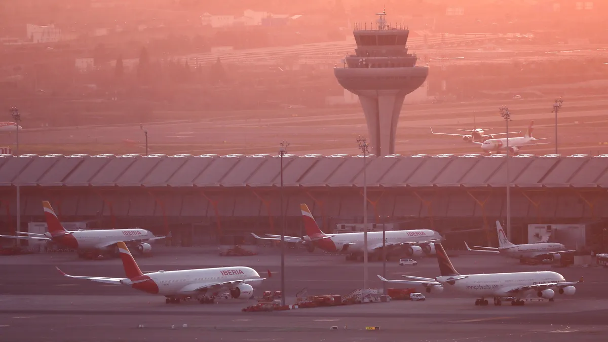 Канадската компания WestJet отмени 235 полета заради стачка