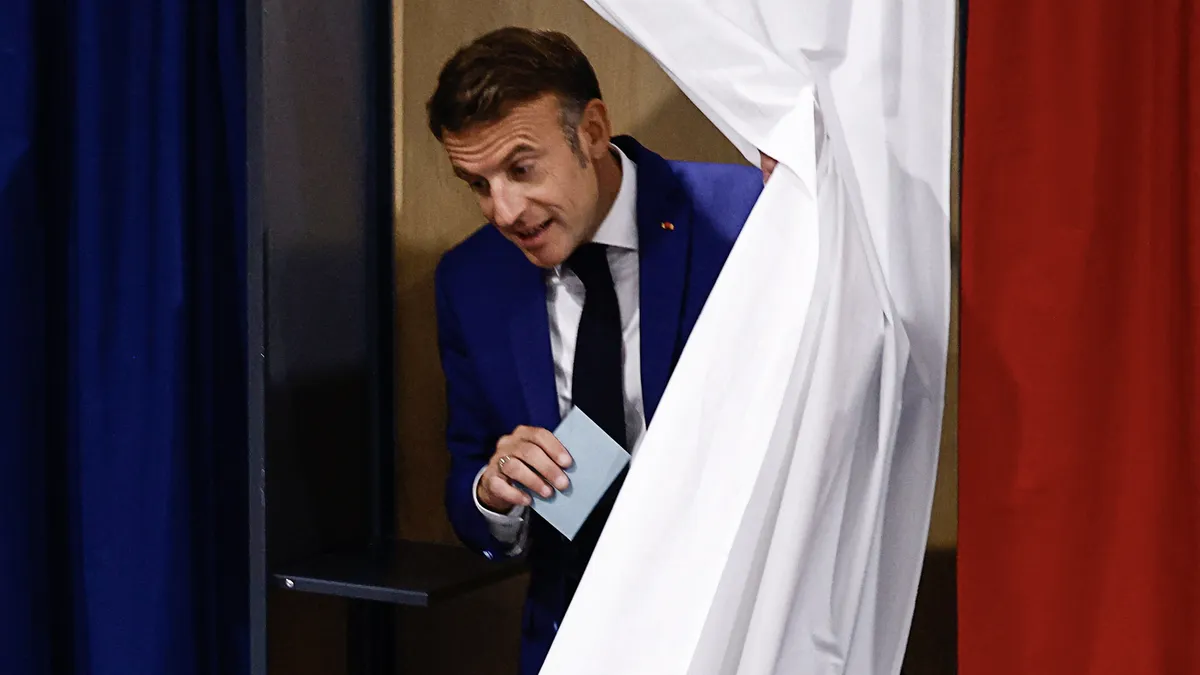 Милиони французи гласуват на предсрочните избори