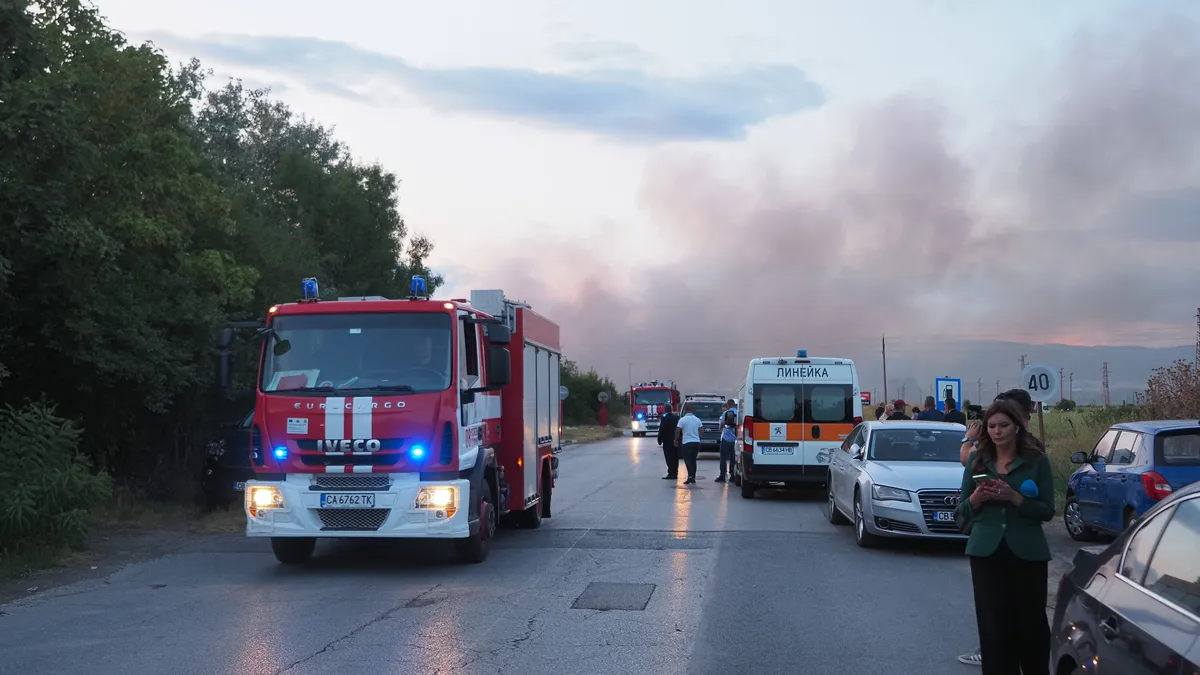 МЗ: Жителите на Елин Пелин да дишат през кърпи и да затворят прозорците си